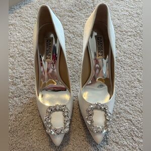 Badgley Mischka White Cher Embellished Satin Pumps Heels Size 6.5 Women’s